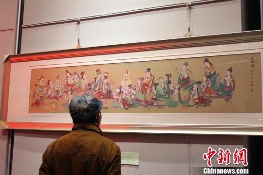 圖為仿古絹畫《禮佛圖》?！⌒煅?攝