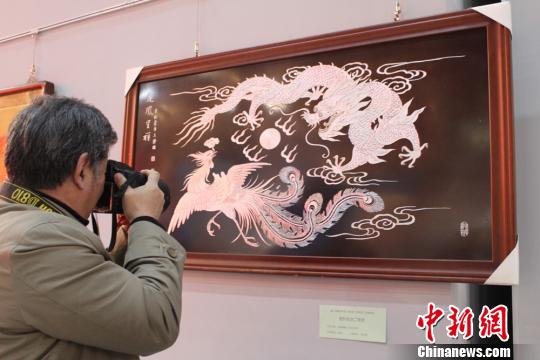 圖為金屬版《龍鳳呈祥》,?！⌒煅?攝