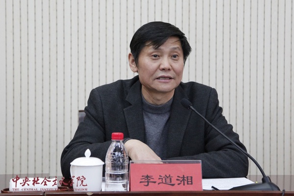 中央社院黨組成員,、教務(wù)長(zhǎng)李道湘與學(xué)員交流