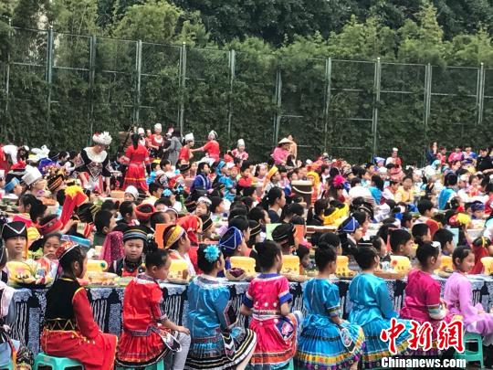 圖為南寧市逸夫小學師生們身著各民族傳統(tǒng)服飾在活動中,。鐘建珊攝