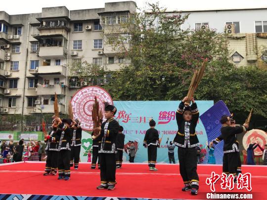 圖為小學生們身著壯族服飾表演節(jié)目,。鐘建珊 攝
