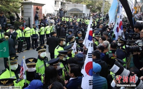 樸槿惠以犯罪嫌疑人身份出庭接受逮捕必要性審查,。大量警察被部署在法院外，維護(hù)治安,。