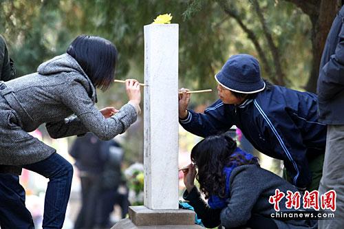 圖為眾多民眾來到陵園為親人祭掃,。<a target='_blank' href='http://www.chinanews.com/'>中新社</a>發(fā) 富田 攝