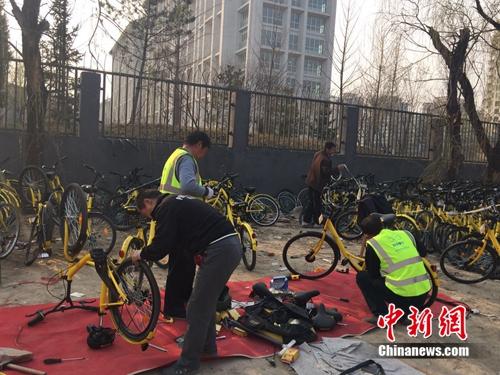 在北京某個(gè)共享單車維修點(diǎn)，修車師傅正在工作,。<a target='_blank' href='http://www.chinanews.com/' >中新網(wǎng)</a> 吳濤 攝