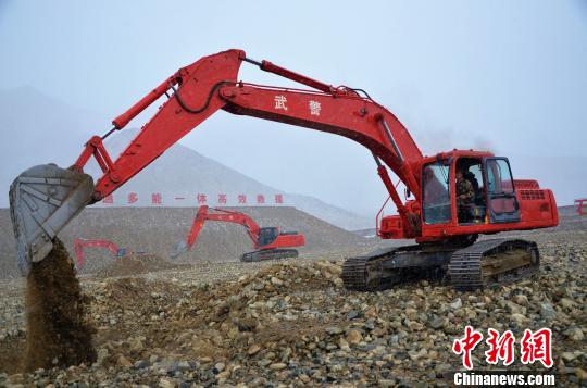 集訓(xùn)中，學(xué)員官兵冒雪作業(yè) 郭江宸 攝