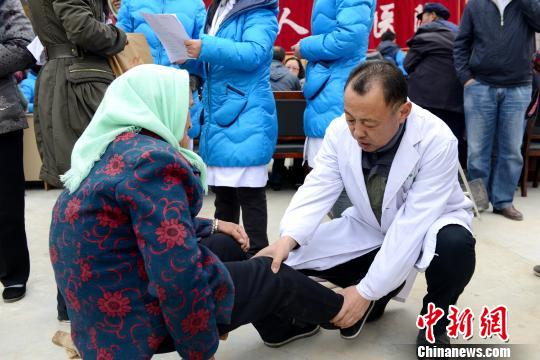 圖為青海省醫(yī)務(wù)工作者扶貧義診,。(資料圖) 孫瑩 攝