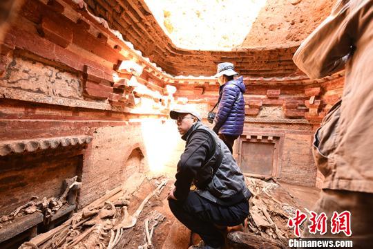 山西發(fā)掘出一座金元時(shí)期仿木結(jié)構(gòu)彩繪磚雕墓葬,。　考古所提供 攝