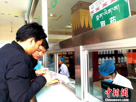 民眾從青海省藏醫(yī)院藥房取藥,。(資料圖) 張?zhí)砀?攝