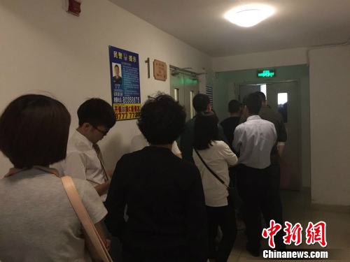 北京某公租房項目管理處排隊受理現(xiàn)場,。<a target='_blank' href='http://www.chinanews.com/' >中新網(wǎng)</a> 種卿攝