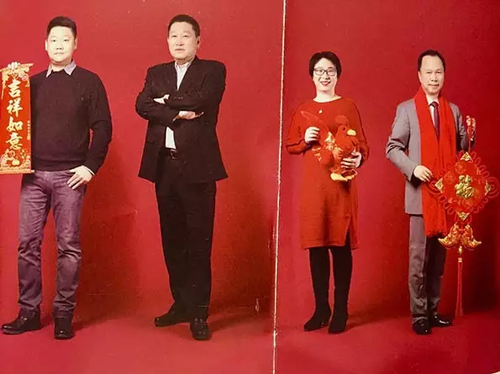輝山內(nèi)刊登出的拜年照,。左一為楊佳寧,，左二為楊凱，左三為葛坤,。 圖片來自澎湃