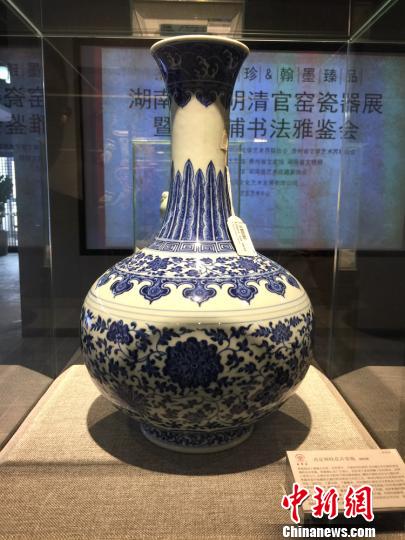 清代乾隆“青花纏枝花卉賞瓶”亮相,?！∠蛞基i 攝