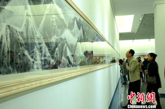 觀眾在山東博物館欣賞劉國松最新作品16米長卷《喜馬拉亞四季》,?！『聦W娟 攝
