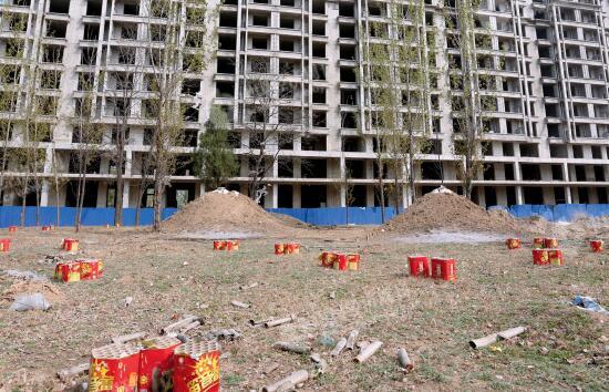 p28-1 4 月5 日，雄縣城郊雄州鎮(zhèn)一幢未完工的建筑,。