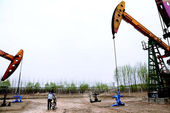 p29-雄安新區(qū)一處油井，背后是大廣高速白洋淀支線,。_副本
