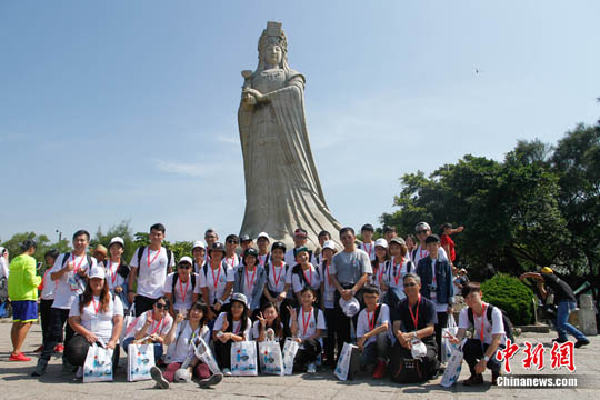資料圖：臺(tái)灣青年參訪湄洲媽祖祖廟時(shí)合影,。 <a target='_blank' href='http://www.chinanews.com/'>中新社</a>記者 陳小愿 攝