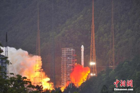 4月12日19時(shí)04分,，中國(guó)西昌衛(wèi)星發(fā)射中心成功發(fā)射實(shí)踐十三號(hào)衛(wèi)星,。實(shí)踐十三號(hào)衛(wèi)星是中國(guó)首顆高通量通信衛(wèi)星,，這顆衛(wèi)星首次在高軌道上應(yīng)用激光通信和電推進(jìn)等技術(shù)，通信總?cè)萘窟_(dá)20G以上,，超過(guò)我國(guó)此前所有通信衛(wèi)星容量的總和,。 葉樂(lè)峰 攝