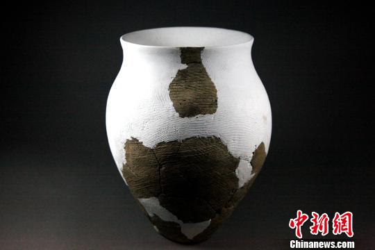 貴州省貴安新區(qū)牛坡洞遺址出土的陶器?！「队佬?攝