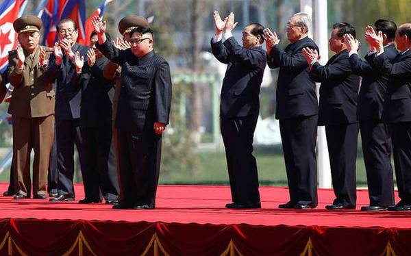 金正恩為新建住房項(xiàng)目剪彩 大步流星笑容滿面(組圖)