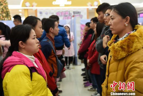重慶舉行趣味治愈大賽,，參加活動的市民希望通過互相對視的方式擺脫孤獨(dú)癥?！≈芤?攝