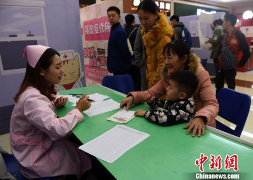 活動現(xiàn)場,，市民正在向護(hù)士咨詢?nèi)绾沃委熓甙Y?！≈芤?攝