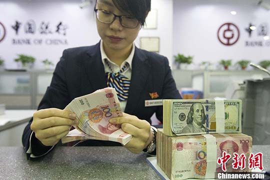 資料圖：山西太原，銀行工作人員正在清點(diǎn)貨幣,。 <a target='_blank' href='http://www.chinanews.com/'>中新社</a>記者 張云 攝
