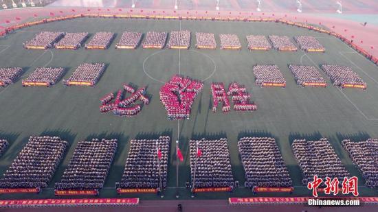資料圖：2月27日,，河北衡水二中舉行了“燃青春,，磨利劍，戰(zhàn)百天,，奪桂冠”高考百日誓師大會,。衡水二中 供圖