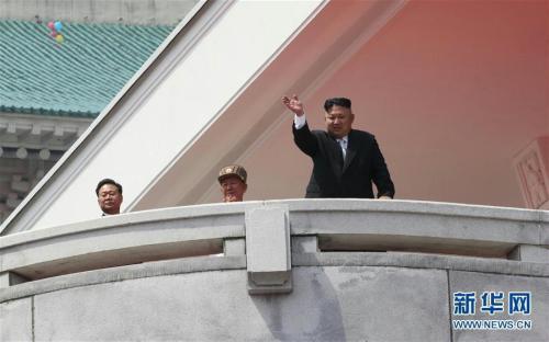 4月15日,，在朝鮮首都平壤，朝鮮最高領導人金正恩(右)向參加群眾游行的平壤市民揮手致意,。朝鮮15日在平壤舉行紀念金日成誕辰105周年的閱兵式和群眾游行,，并展示了朝鮮最先進的導彈裝備。 新華社記者 朱龍川 攝 圖片來源：新華網