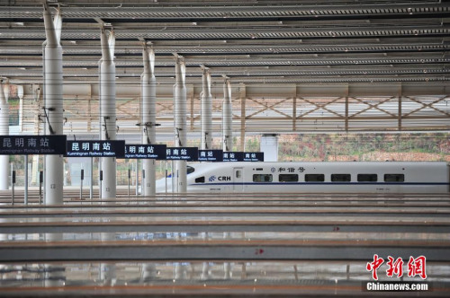 1月3日,，等待上客的列車(chē),。當(dāng)日，滬昆客專(zhuān),、云桂鐵路全線開(kāi)通運(yùn)營(yíng)一星期,，截至目前，昆明鐵路局發(fā)送旅客突破10萬(wàn)人,。2016年12月28日,，滬昆客專(zhuān)、云桂鐵路全線開(kāi)通運(yùn)營(yíng),，云南自此正式步入“高鐵時(shí)代”,。<a target='_blank' href='http://www.chinanews.com/'>中新社</a>記者 劉冉陽(yáng) 攝