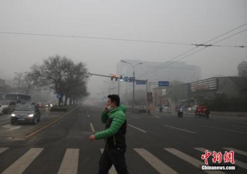 資料圖：一名戴著口罩的行人走在北京街頭,。<a target='_blank' href='http://www.chinanews.com/'>中新社</a>記者 張浩 攝