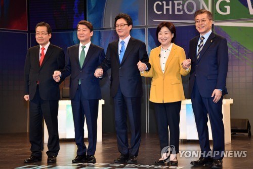 資料圖：左起依次為自由韓國黨洪準(zhǔn)杓,、國民之黨安哲秀、正黨劉承旼,、正義黨沈相奵,、共同民主黨文在寅。（圖片來源：韓聯(lián)社）