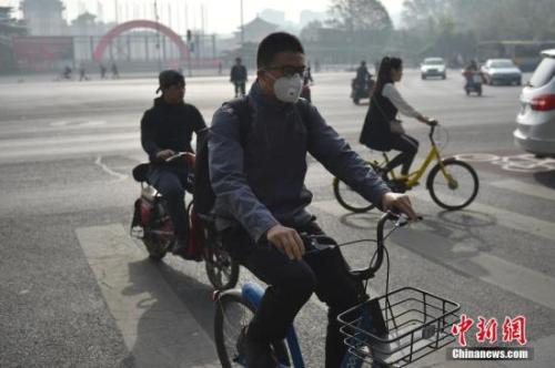 北京迎來(lái)沙塵天氣市區(qū)能見(jiàn)度降低，市民佩戴口罩出行,。 <a target='_blank' href='http://www.chinanews.com/' >中新網(wǎng)</a>記者 金碩 攝