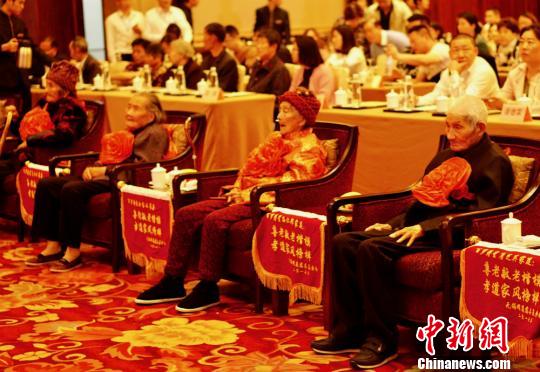 圖為8位百歲老人參加“紅豆情長杉助人壽”關(guān)愛百歲老人大型公益活動?！O權(quán) 攝