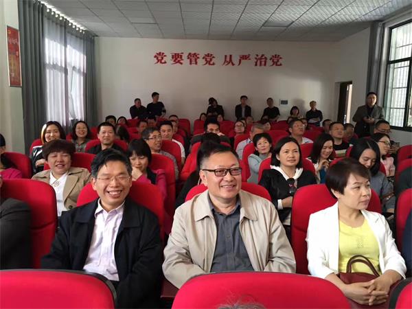 4月13日-14日，在湖南省委統(tǒng)戰(zhàn)部副部長,、省社院黨組書記鄧煥生,，省社院副院長黃自榮的帶領(lǐng)下，40多名第14期黨外中青年干部培訓(xùn)班學(xué)員來到安化縣江南鎮(zhèn)黃石村開展精準(zhǔn)扶貧專題調(diào)研,。