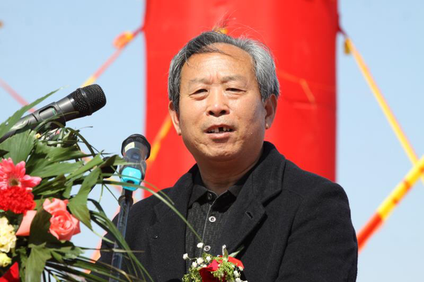 四、中國(guó)油用牡丹籽之父,、國(guó)家林業(yè)局趙孝慶教孝慶在“萬頃牡丹---華香長(zhǎng)嶺”種植啟動(dòng)儀式上講述牡丹的藥用價(jià)值,、經(jīng)濟(jì)價(jià)值和生態(tài)觀賞價(jià)值?！堄览z影