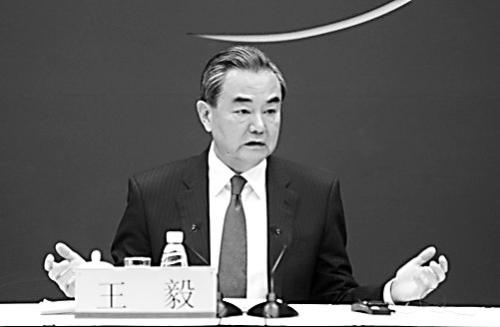 圖片說明： 18日,，王毅在外交部主持召開“一帶一路”國際合作高峰論壇中外媒體吹風(fēng)會,。