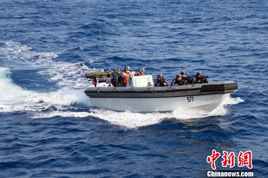 特戰(zhàn)隊(duì)員乘小艇出擊，演練解救被劫船舶,?！×纸?攝