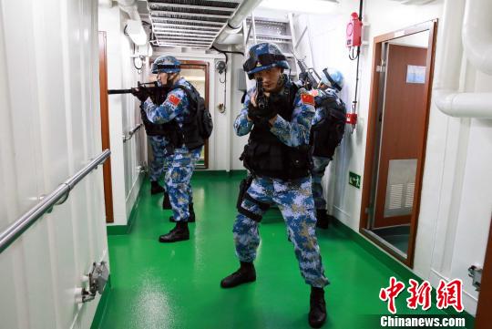 特戰(zhàn)隊(duì)員進(jìn)行艙室搜索訓(xùn)練?！×纸　z