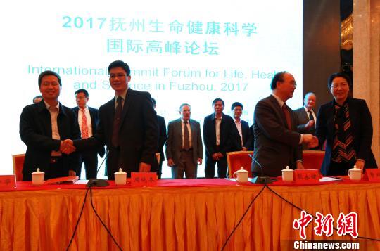 美方代表分別與撫州院校,、醫(yī)院簽定協(xié)作意向書?！∴嚾A 攝