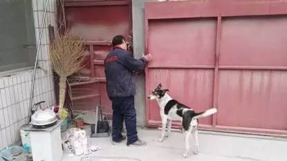 問(wèn)題企業(yè)一人員強(qiáng)行鎖門(mén),，扣留督查人員。圖片來(lái)自環(huán)保部官方微信公眾號(hào)