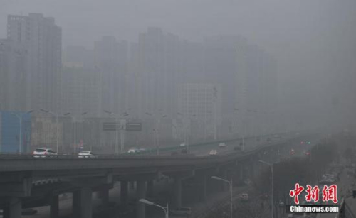 資料圖：石家莊市區(qū)籠罩在霧霾中,。<a target='_blank' href='http://www.chinanews.com/'>中新社</a>記者 翟羽佳 攝