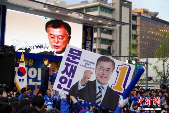 4月17日,，韓國最大在野黨共同民主黨總統(tǒng)候選人文在寅（圖中）在首爾光化門廣場參加競選造勢活動,。韓國第19屆總統(tǒng)選舉競選活動當(dāng)日正式啟動，包括國會5大黨派代表在內(nèi)的15名候選人將在22天的法定競選期間奔走全國各地展開“拉票大戰(zhàn)”,。 <a target='_blank' href='http://www.chinanews.com/'>中新社</a>記者 吳旭 攝