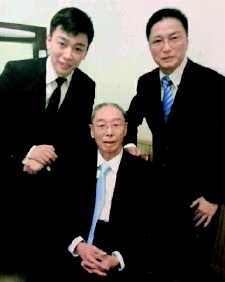 ▲譚家三代：譚元壽（中）,、譚孝曾（右）、譚正巖（左）