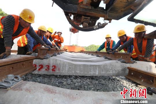 九景衢鐵路全長333.306公里,，其中江西段244.927公里，是一條設(shè)計(jì)時(shí)速200公里的國家一級、雙線電氣化,、客貨共線鐵路,。　張學(xué)東 攝