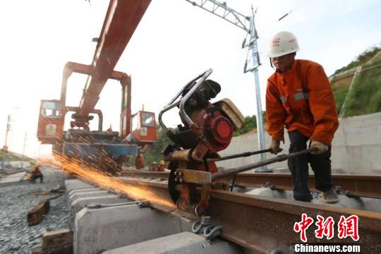 圖為鐵路工人在現(xiàn)場施工?！垖W(xué)東 攝