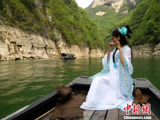 山水美人，相得益彰,?！↑S英 攝