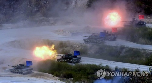 4月26日,，在京畿道抱川市陸軍升進(jìn)科學(xué)化訓(xùn)練場,，M1坦克在演習(xí)中開炮。(韓聯(lián)社)
