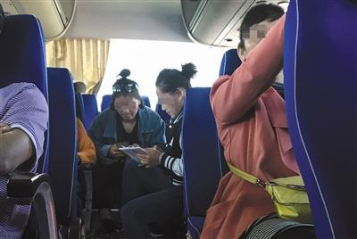 　旅游大巴駛上高速后,，導(dǎo)游(右二)對(duì)游客收取其他項(xiàng)目的費(fèi)用,。