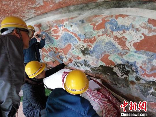 圖為文物修復(fù)工作人員正在對(duì)大足石刻臥佛進(jìn)行前期治水工程和三維測(cè)繪,。　大足石刻研究院　攝