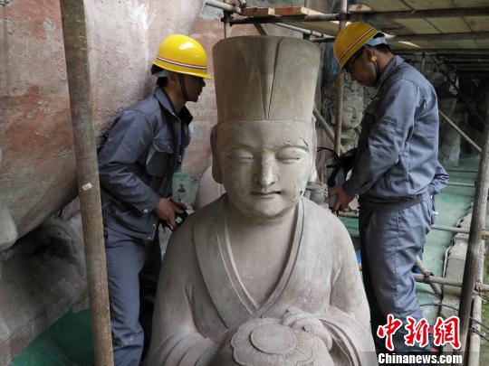 圖為文物修復(fù)工作人員正在對(duì)大足石刻臥佛進(jìn)行前期治水工程和三維測(cè)繪,?！〈笞闶萄芯吭?攝