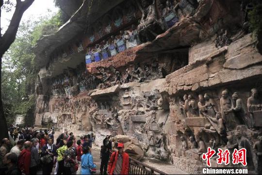 資料圖：重慶大足石刻吸引了世界各地游客前來參觀,?！￡惓?攝